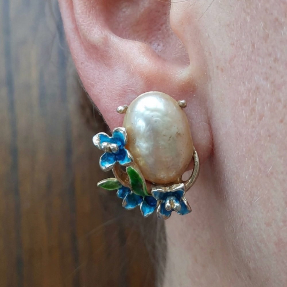 Vintage large pearl flowers clip on earrings - Picture 7 of 8